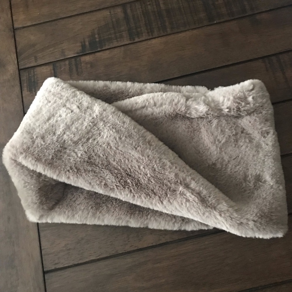 Banana Republic FauxFur Eternity Scarf NWT